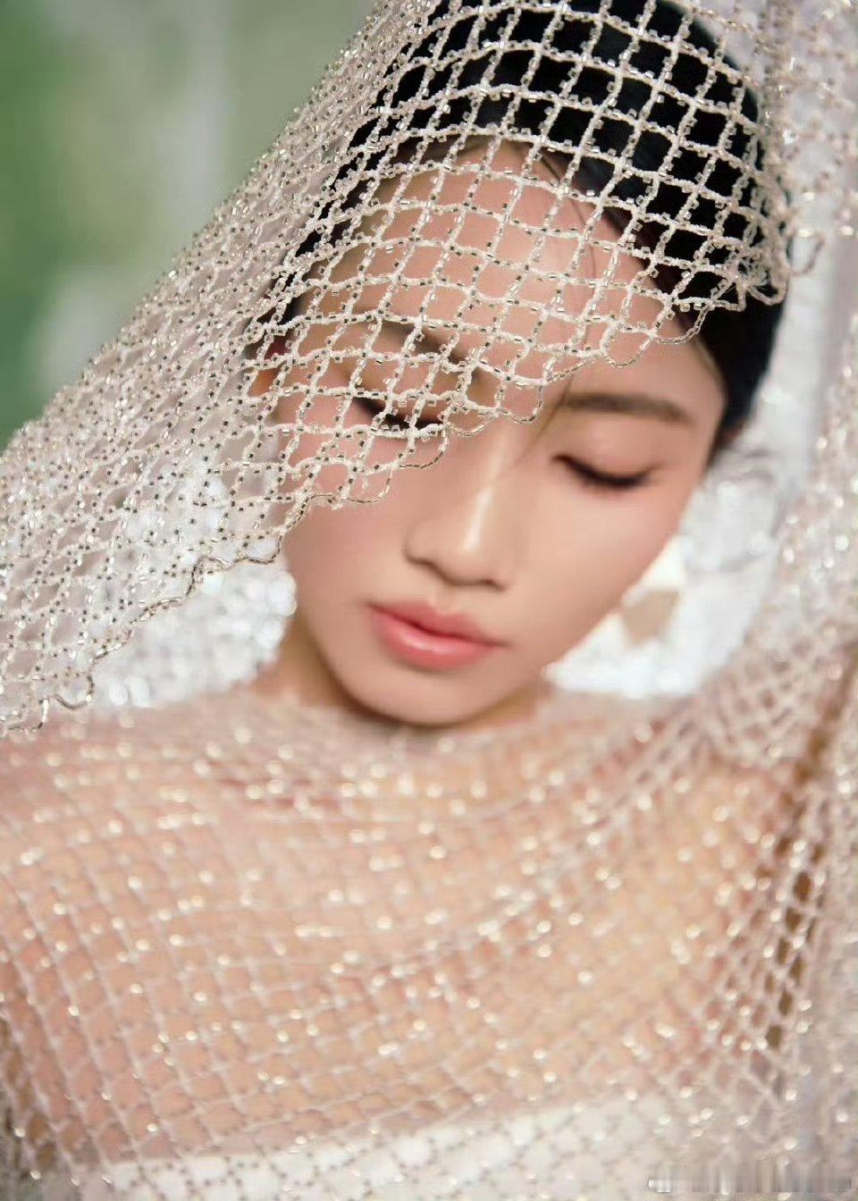 刘惜君用温柔又有力量的声线，把千年经典唱得辽阔又治愈，舞台光影如梦似蝶，沉浸式感