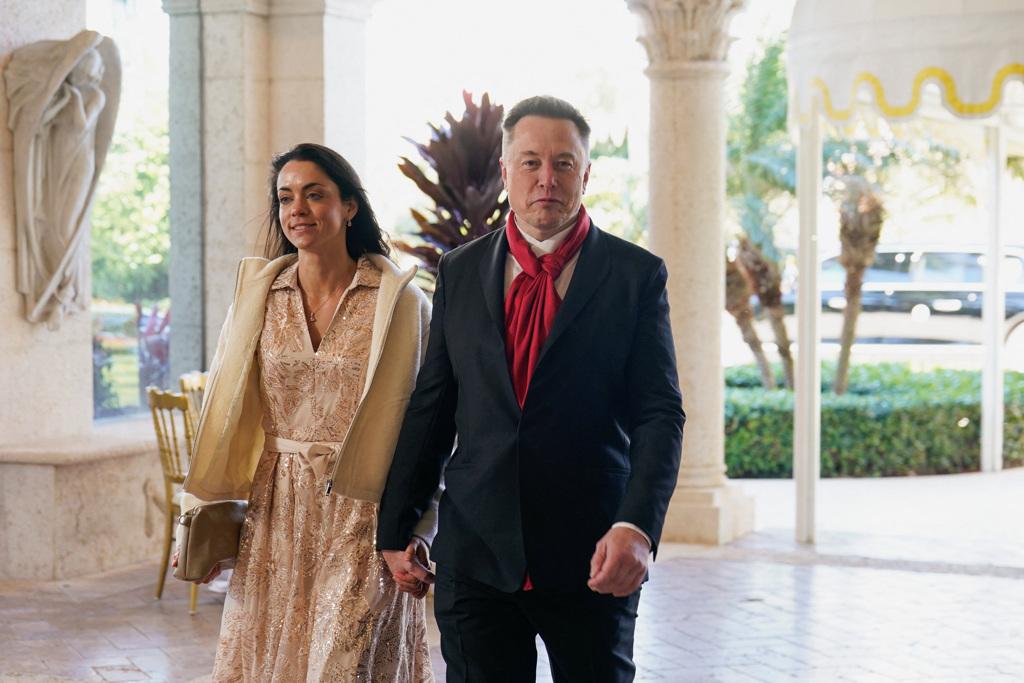 全球首富马斯克携与他育有4名子女的大脑芯片公司“神经连接”高管齐利斯，一同亮相特