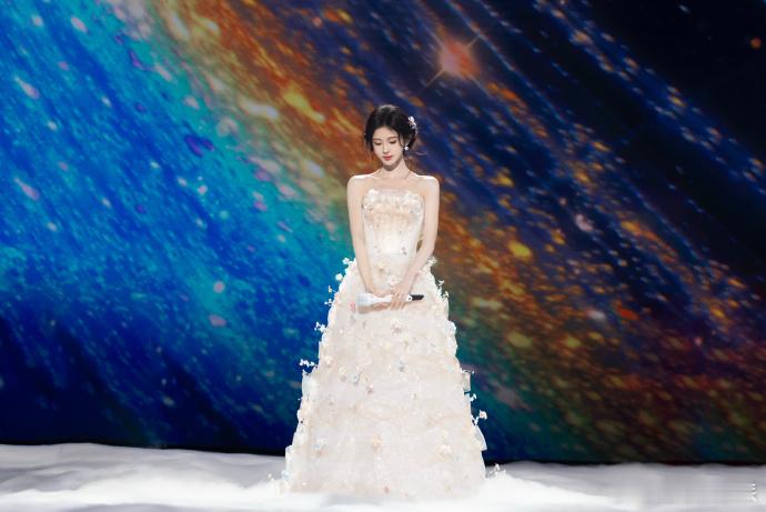 鞠婧祎元宵晚会舞台造型  鞠婧祎江苏卫视元宵晚会舞台造型，一袭白色花朵纱裙搭配公