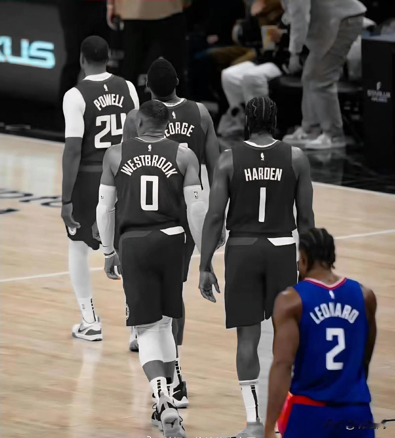 这张照片非常感慨，
-保罗·乔治：2024年休赛期离队，加盟费城76人队，“卡椒