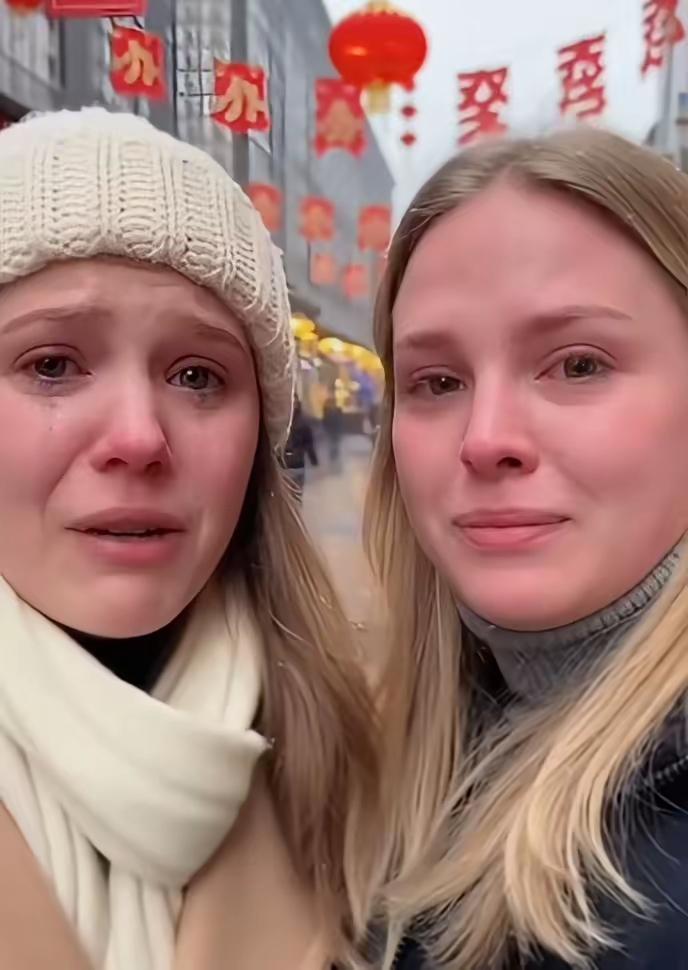 直到看见两位乌克兰姑娘在街头用中文哭着说“很爱中国”，才懂我们习以为常的安稳，是