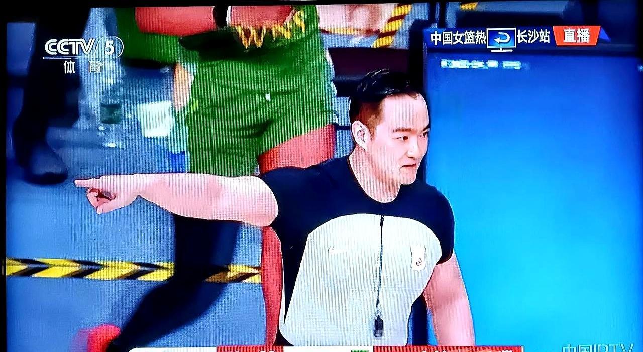 巴西队在最后0.2秒投进那记超远三分时，长沙体育馆的空气彻底凝固了。眼看19分优