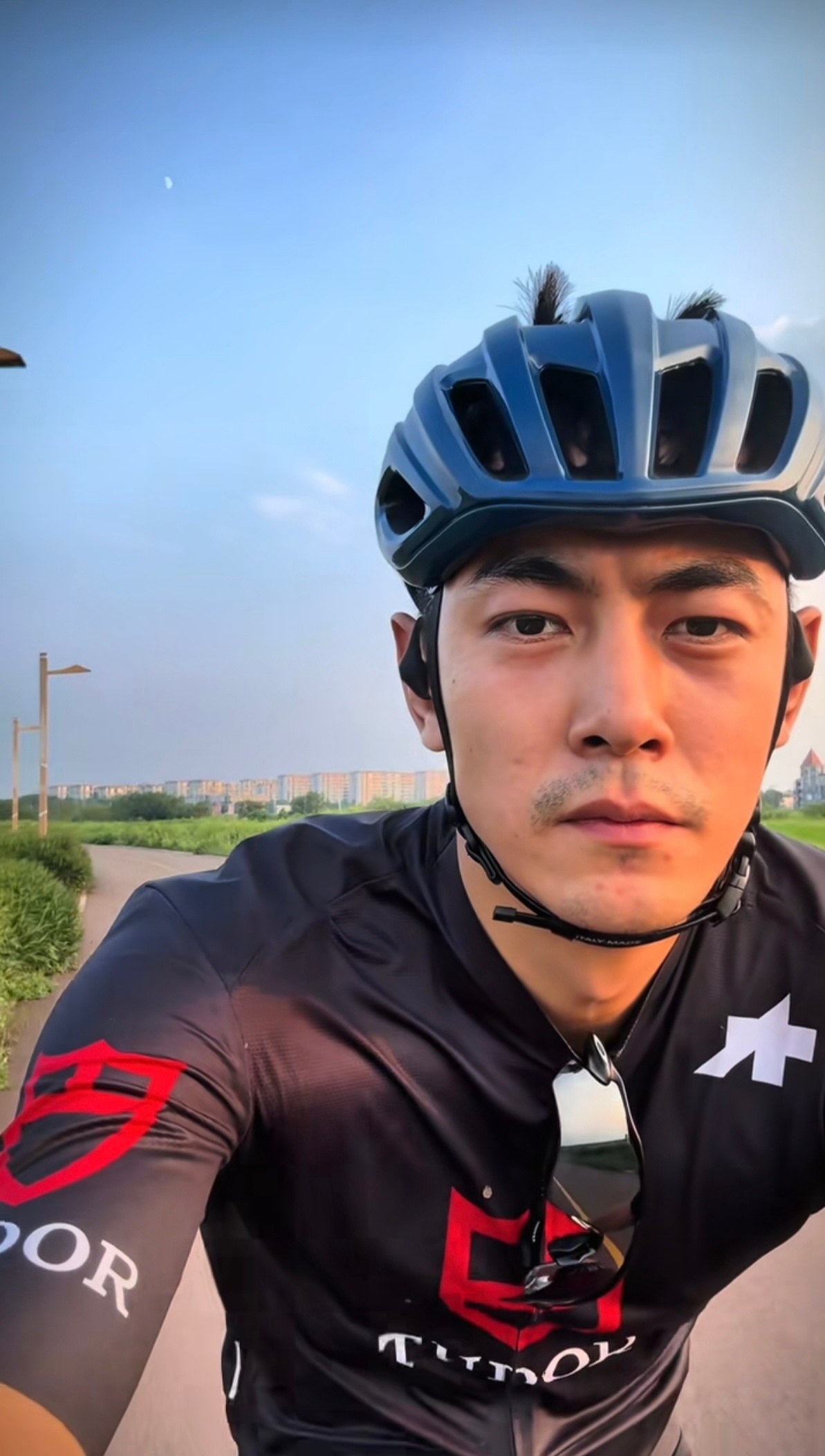 纪凌尘感觉也挺帅的，但是感觉一直不温不火的，这是为什么呢 ​​​