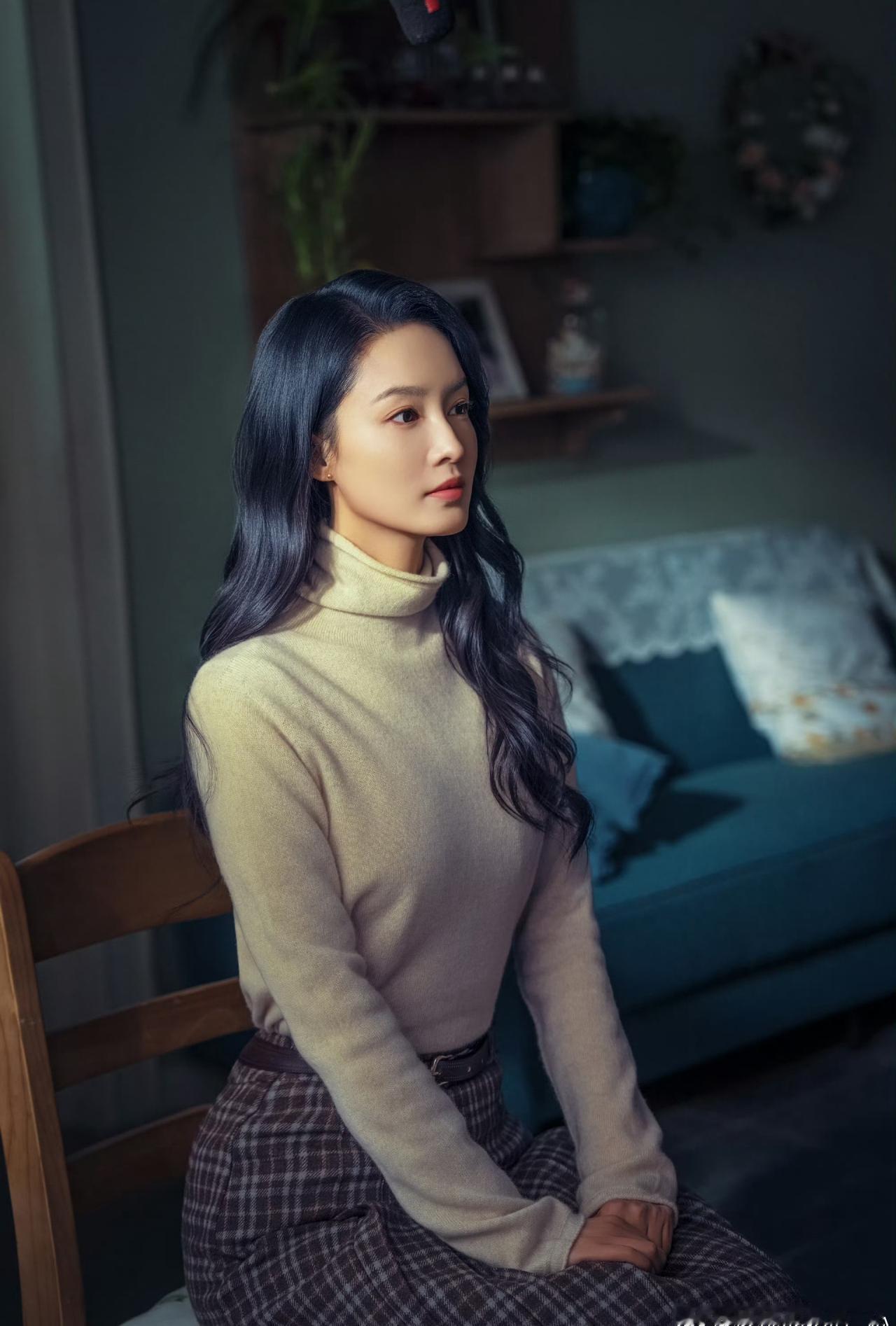 刘雪梅本是平凡女工，心怀善意，想护住工友的希望，最后却落到凄凉的下场。

李沁把