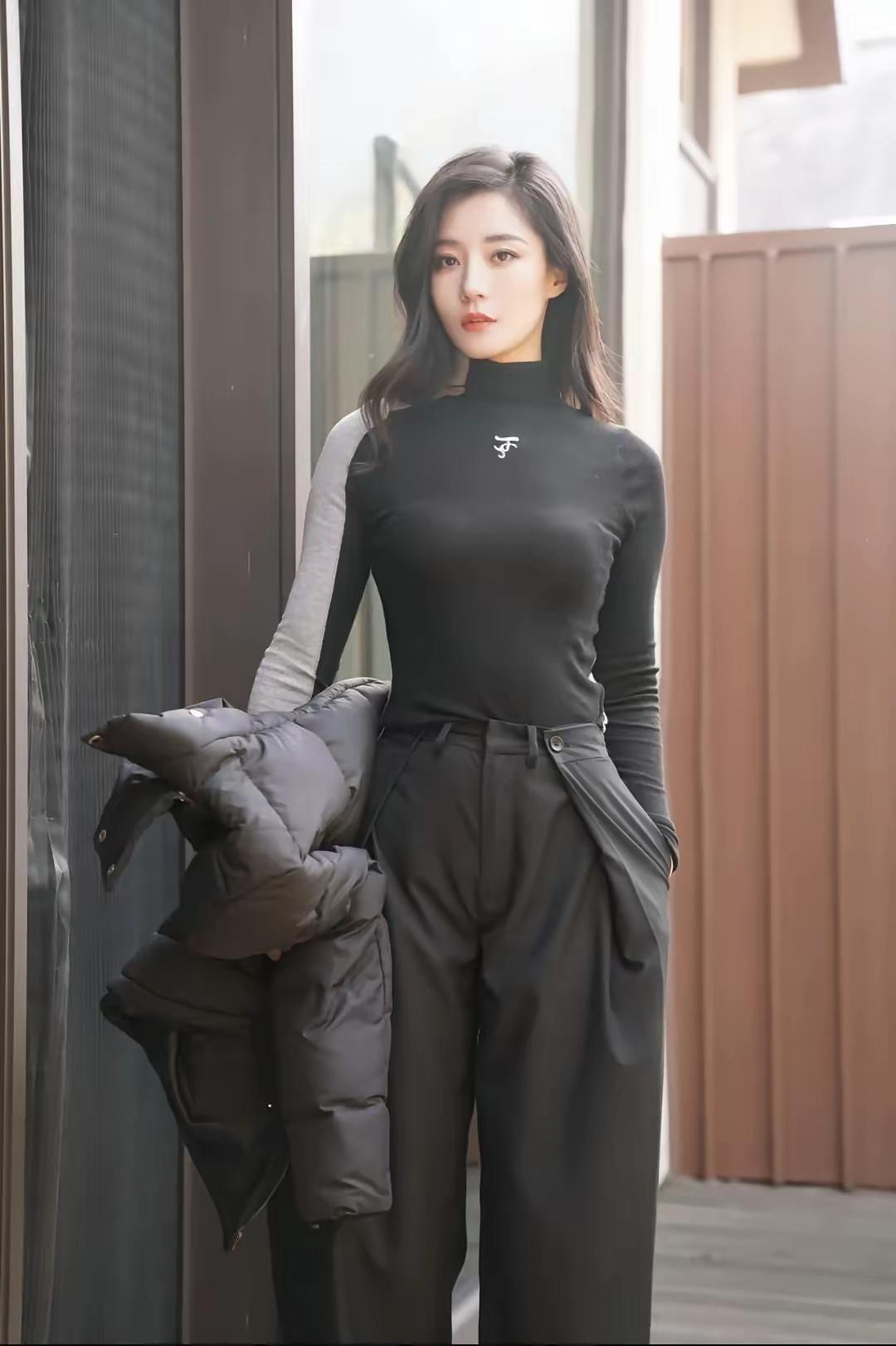 都市酷女孩穿搭指南，黑色高领衫搭配宽松长裤，手拿灰色羽绒服，时尚又保暖！🌟👗