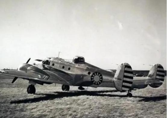 1949年，台湾飞行员江富考驾驶C-47运输机向大陆投诚，不料，他刚启动滑行，却