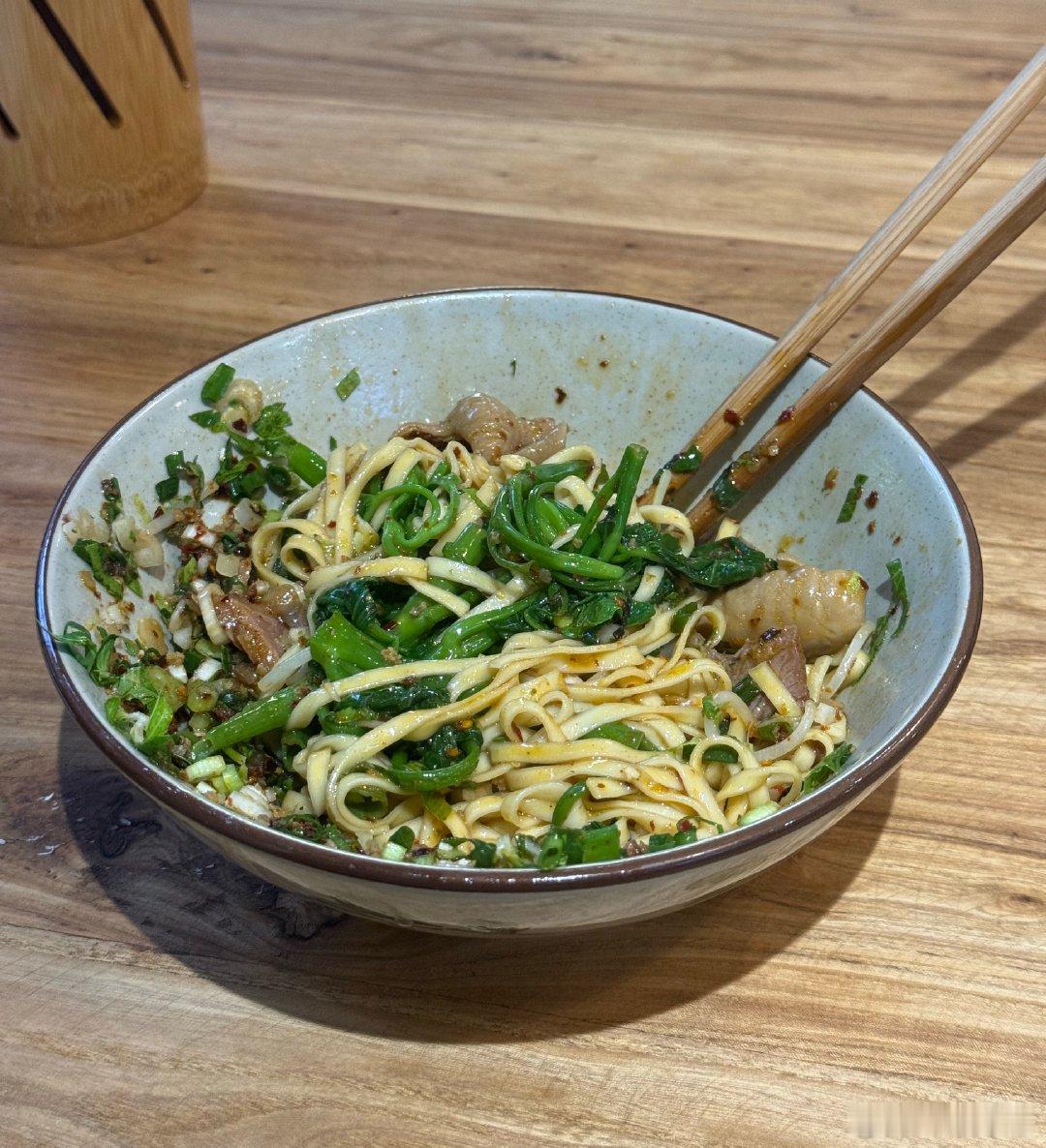 我家楼下新开的面馆也太好吃了，我从未在重庆吃过这种味道的面，但是我不会给你们说名