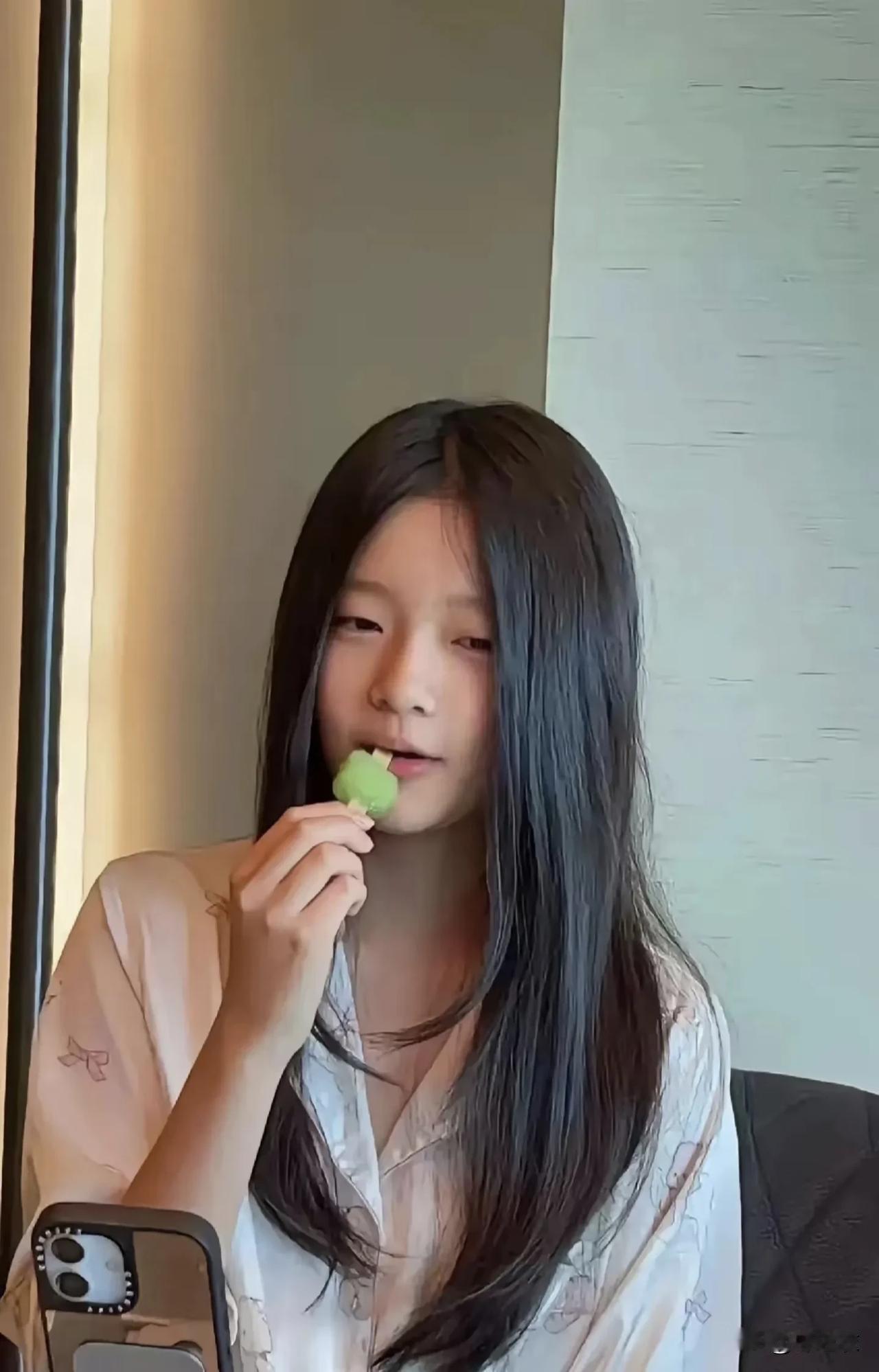 小玥儿这一张近距离的照片，一看就不是玥儿自拍的，因为她身穿睡衣、家里、照片清晰还
