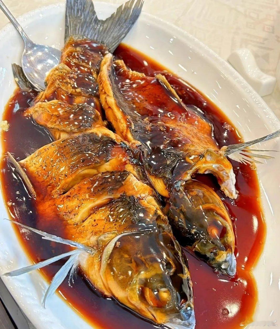 你觉得杭州算美食荒漠吗 西湖醋鱼可是杭州的门面担当！选的是本地最肥美的草鱼，经过