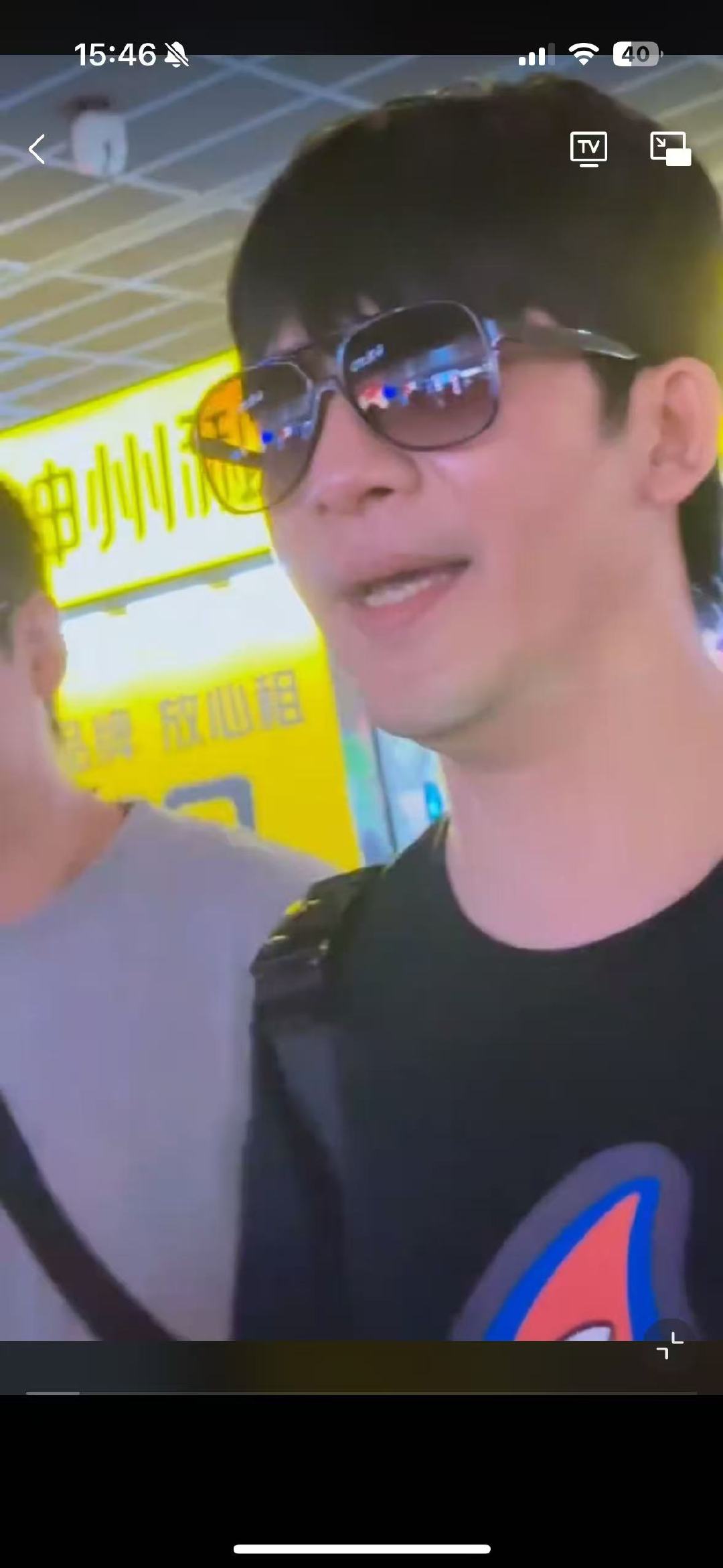 大张伟在机场和粉丝聊上了机场偶遇沉浸式开课！大张伟边走边和粉丝闲聊，暖心科普知识