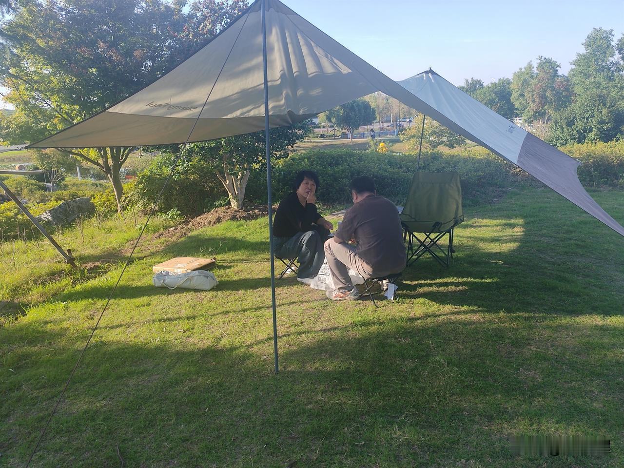 今天下午，一家三口去杜公湖湿地公园。开车二十分钟到了。从南门进去。
今天开车来的