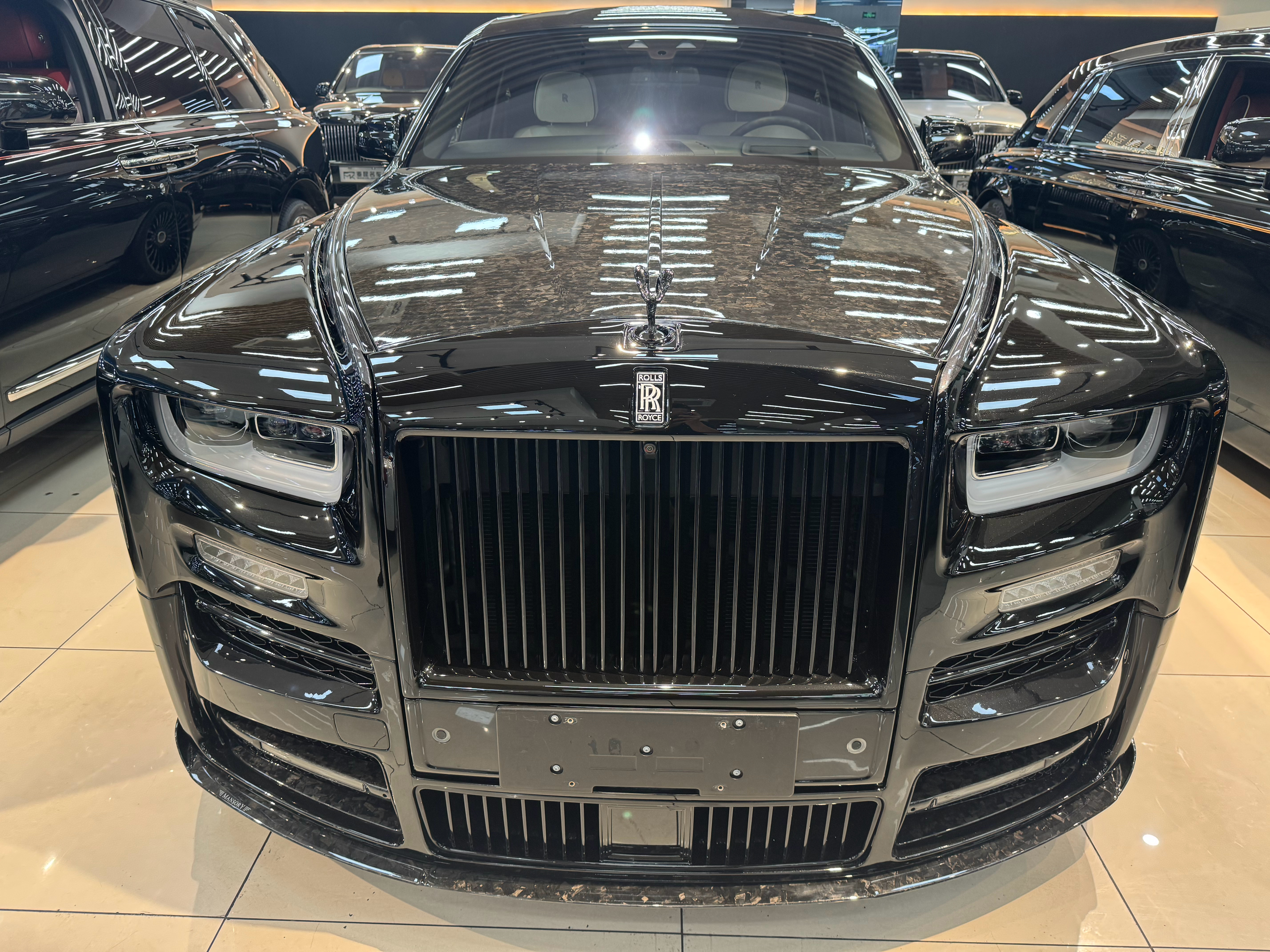 虽然我不喜欢任何改装的劳斯莱斯、但是不得不说：Phontom Mansory 实