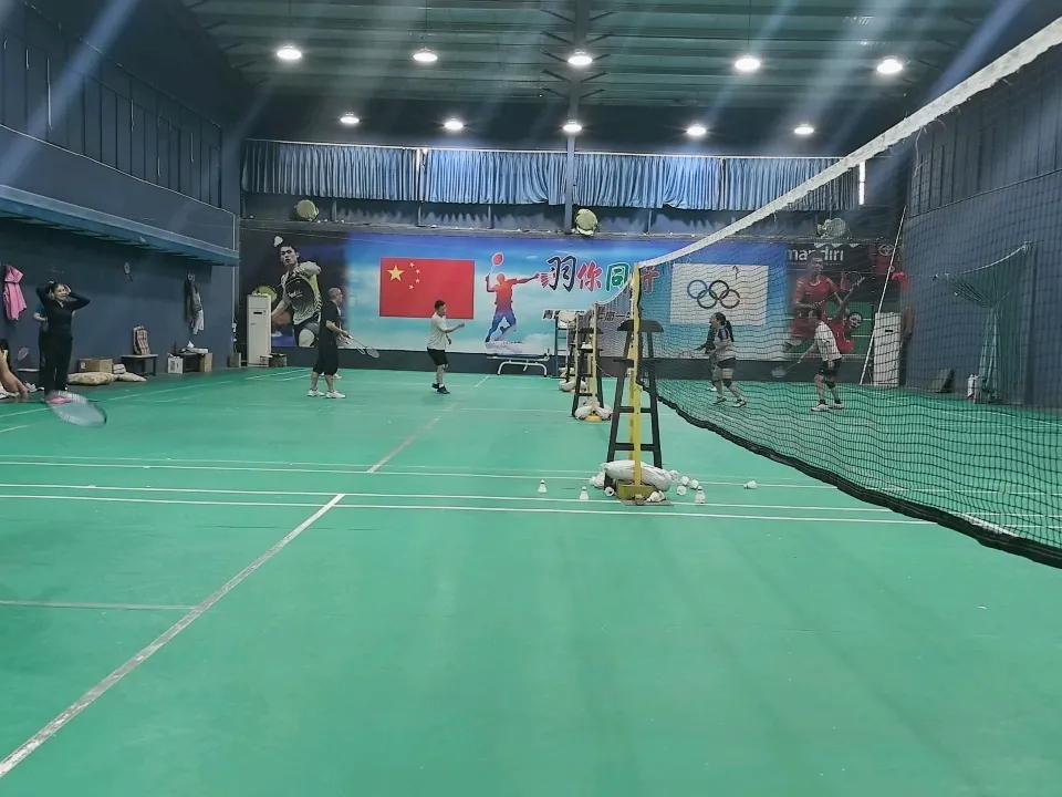 无论走哪里，带着羽球包。旅游观景美，宿城寻球馆。尝地方美食，结各地球友！此生有闲