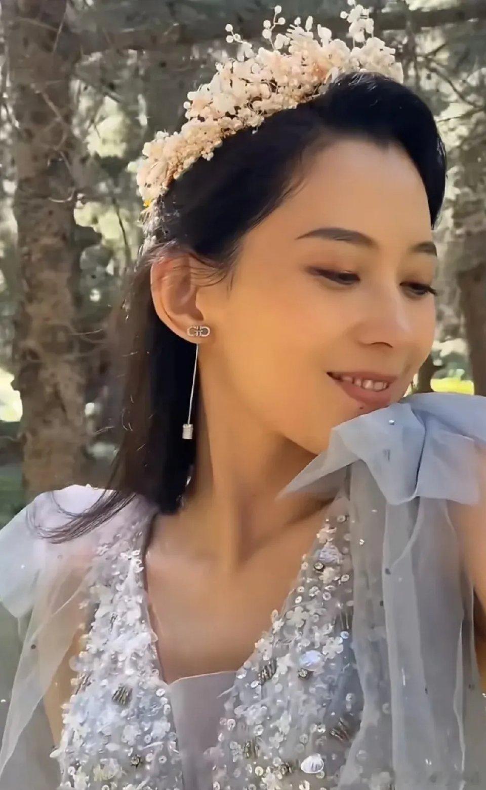 汪峰女友森林北穿仙女裙林中漫步，某个瞬间和章子怡有几分相似，不知道为什么，她扮个