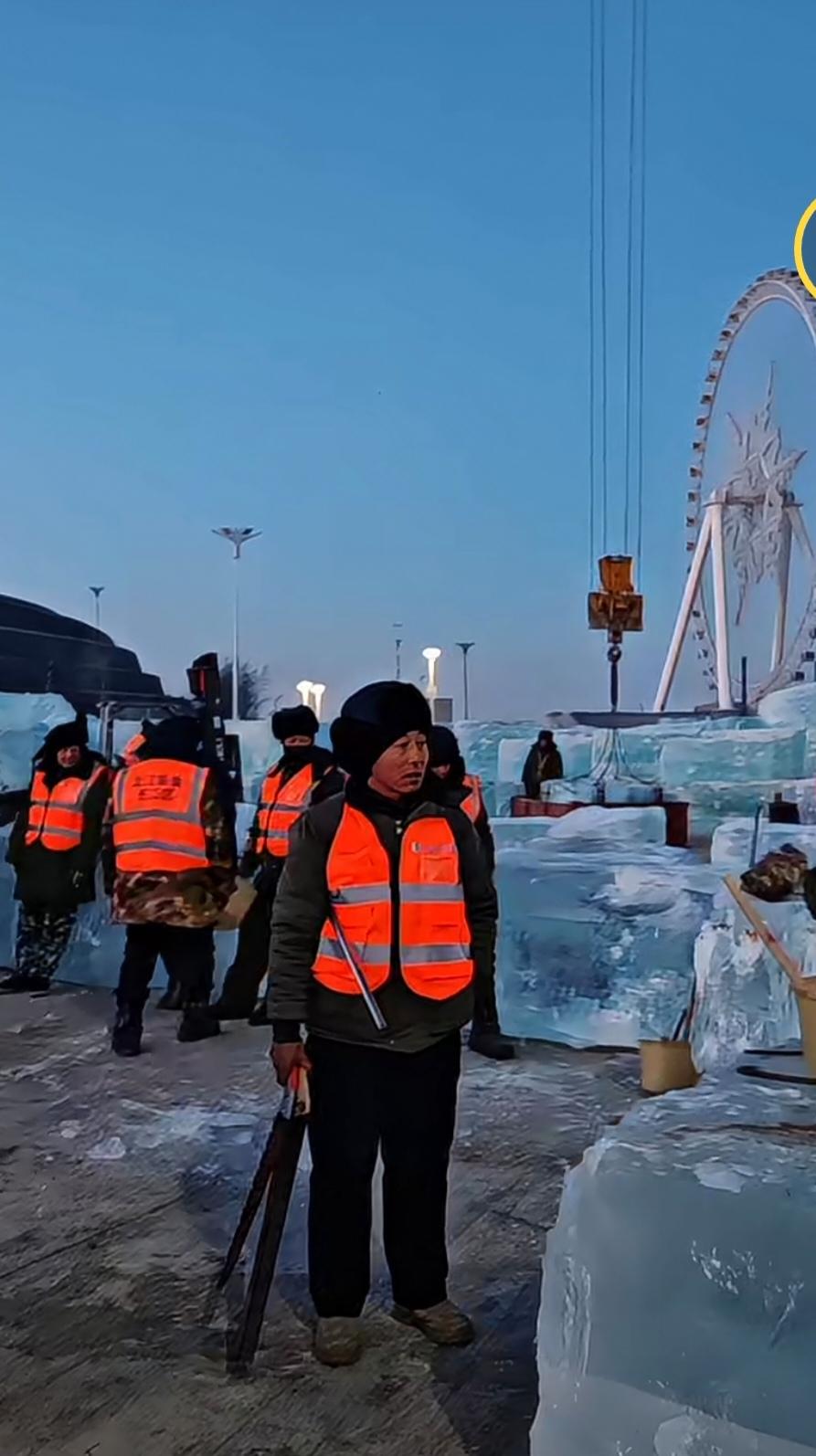 冰雪大世界的工作人员太辛苦了！今天看直播，工作人员不到7点就到冰雪大世界的制作现