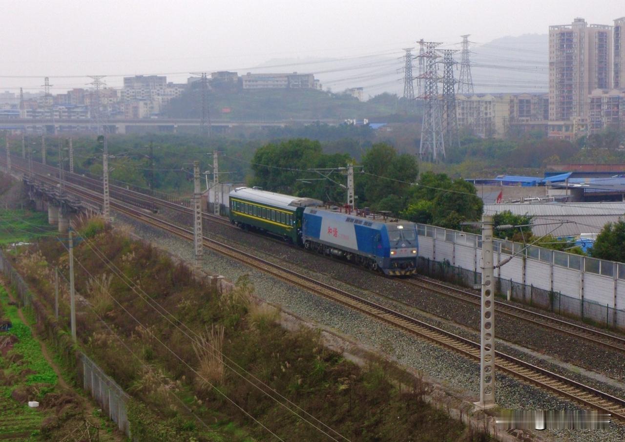 只拉一节车厢的火车，这是十年前在重庆铁路枢纽兴珞线拍到的，这并不是旅客列车，也不