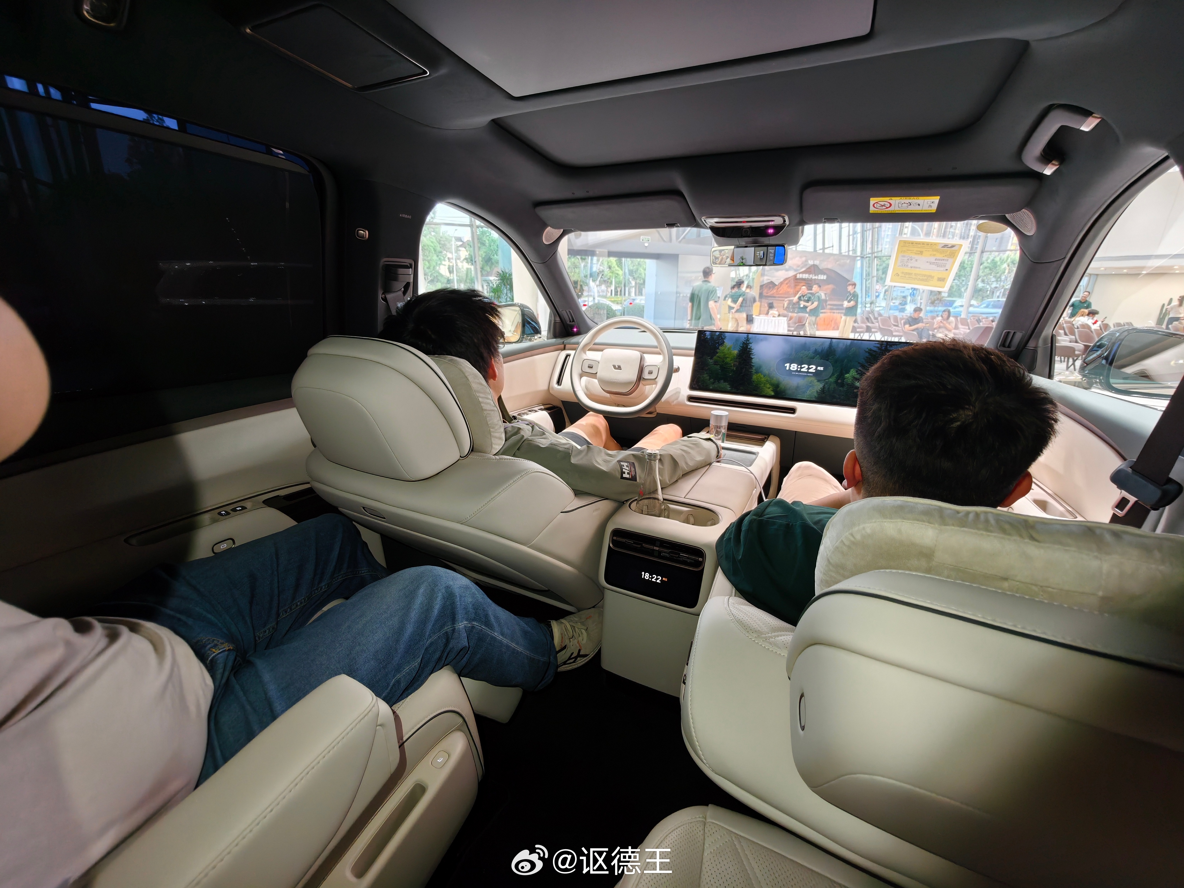 在二排已经是零重力状态下，前排是否还能享受零重力？实测也是可以的，只是需要妥协一