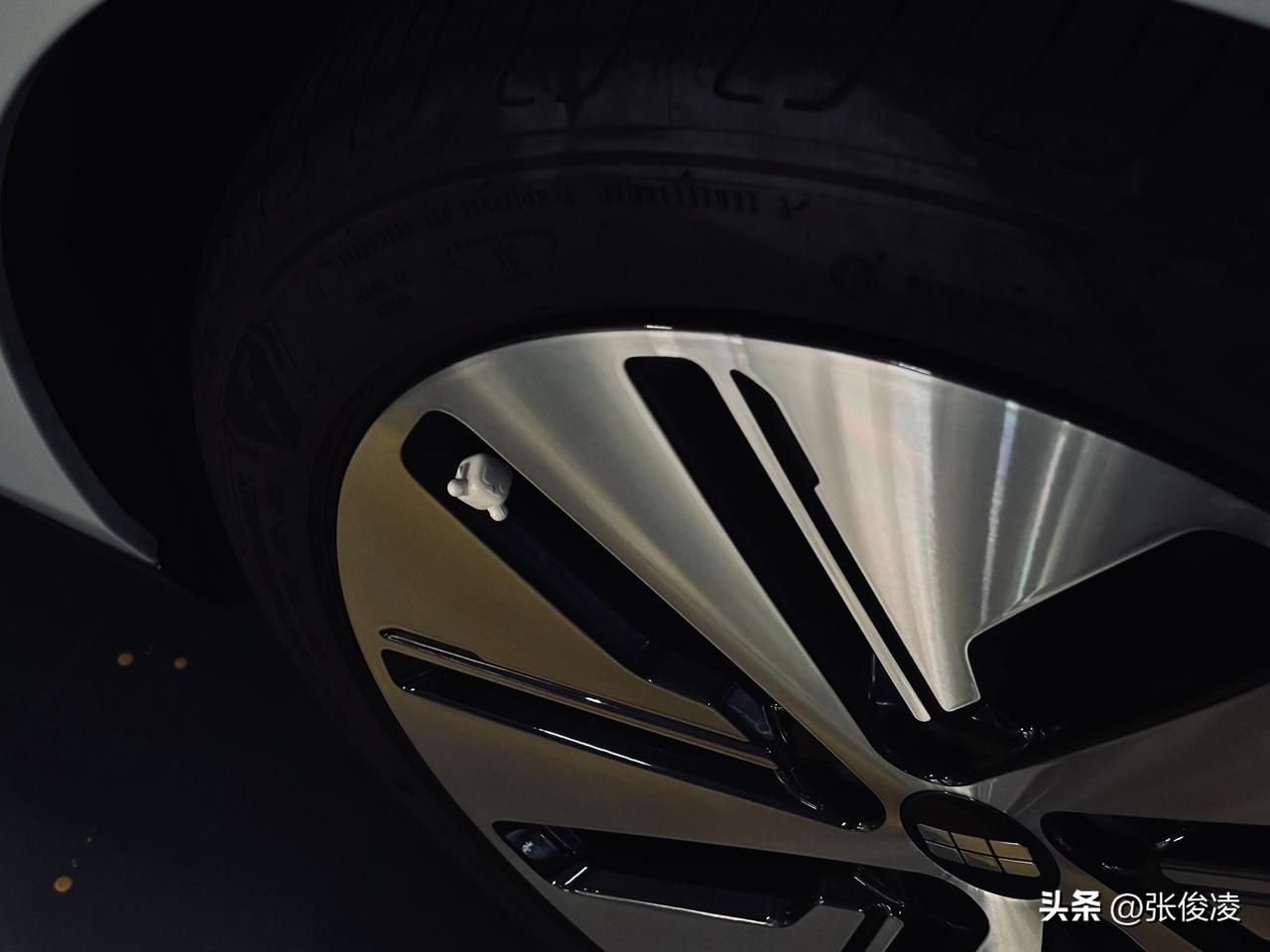 银河的气门嘴，貌似不太好看，我还是换回黑的吧[捂脸]