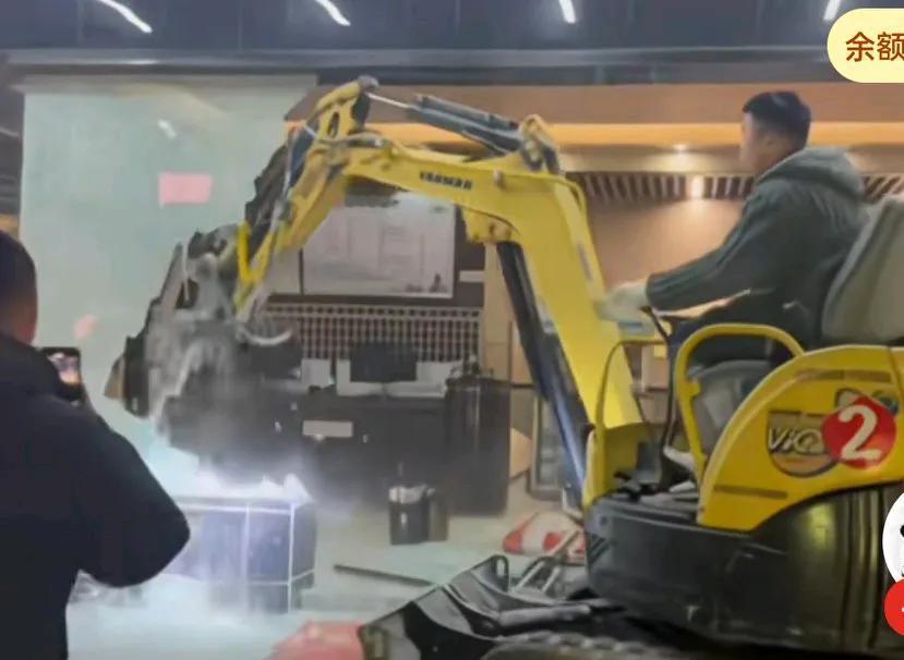 男子投资200万开浴场生意火爆，房东恶意涨房租将其赶走，
男子离开前将所有装修砸