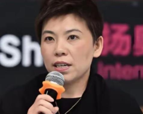 1997年的那个秋天，清华园的银杏叶刚开始泛黄，刚刚在曼彻斯特世乒赛上拿下女单、