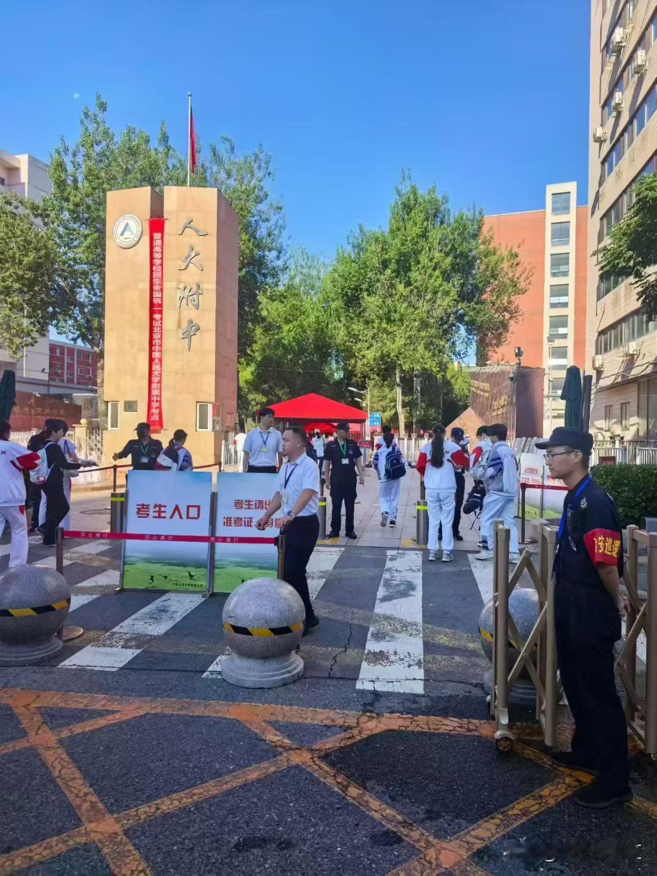 听说昨天下午北京卷的数学把学生难哭了[捂脸]
学生最想对数学出题人说的话是：保护