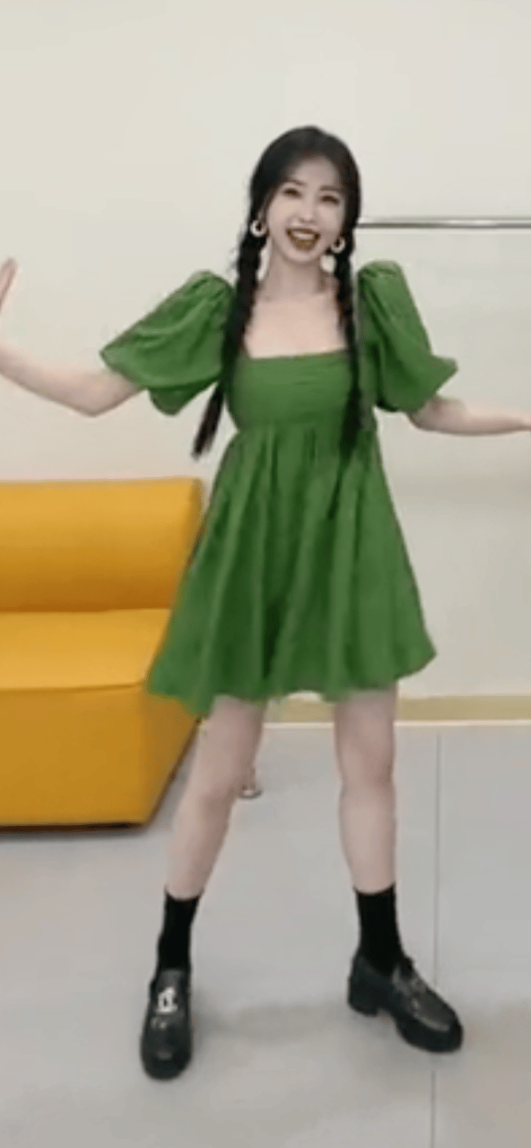 #虞书欣跳了lover#起猛了，看见虞书欣牌长腿青提小蛋糕跳舞了[亲亲]#虞书欣