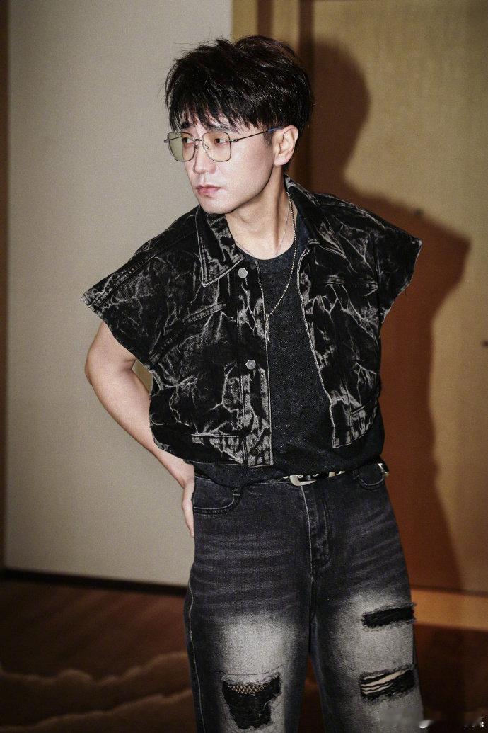 #王铮亮井胧商业式互夸##披荆斩棘#音乐无界，缘分却妙不可言！王铮亮竟被井胧的头