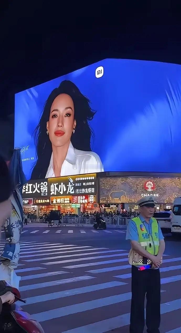 小米这波广告，真把营销玩明白了你看小米在长沙那个广告牌，上面就舒淇一个人，再加一