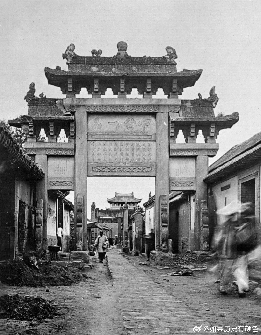 1910年，山东即墨街道牌坊Main Street in Jimo. Jimo 