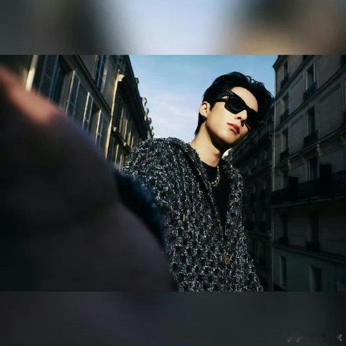 救命！王鹤棣巴黎对镜自拍，随便一拍都能当壁纸，这镜头感绝了 