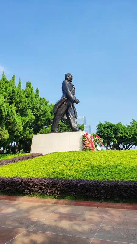 莲花山公园宁静致远，每次前往，心灵都仿佛得到治愈。
深圳有超1300个公园，莲花