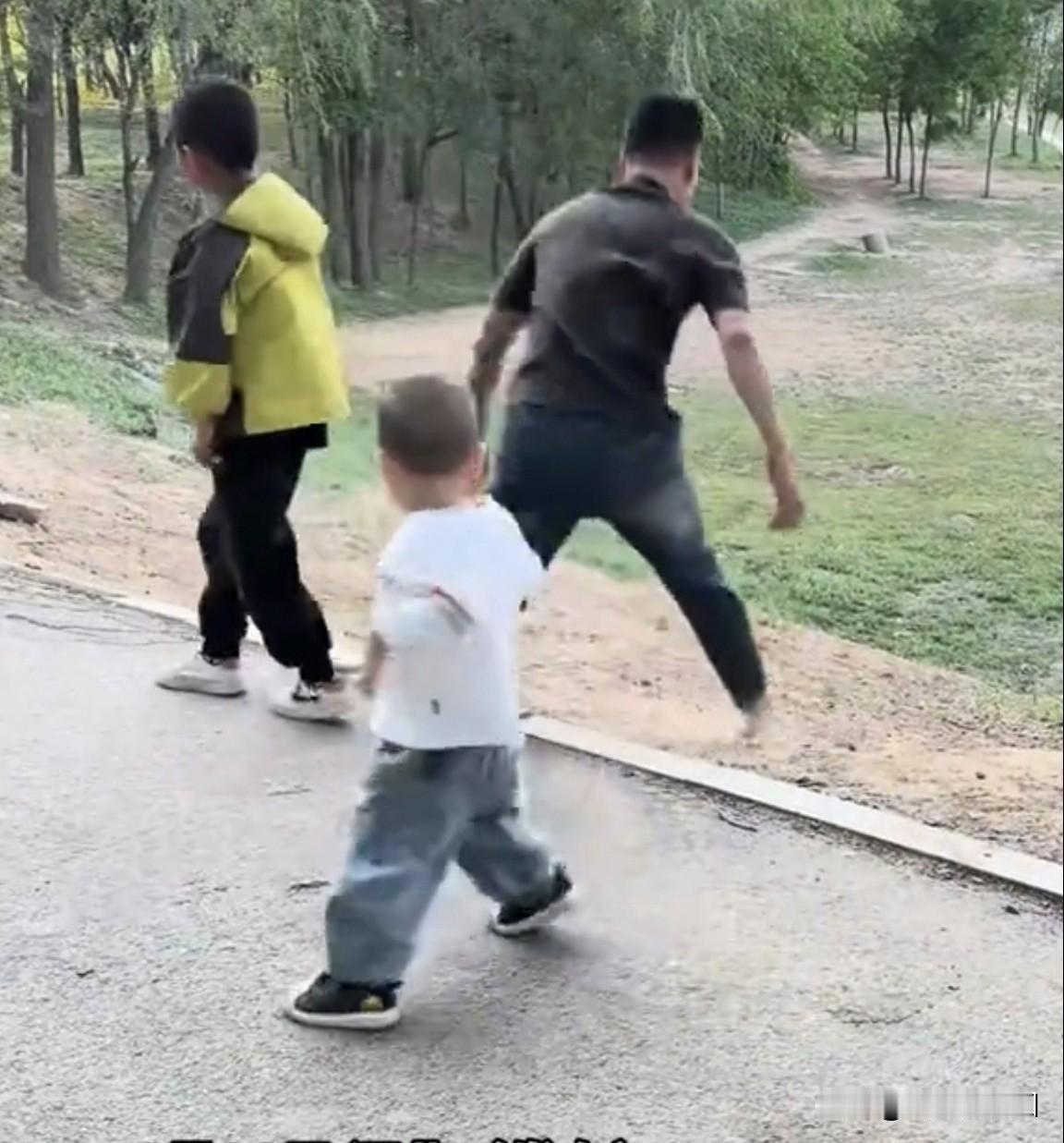 这个是不是摆拍的？

有个视频冲上热搜，
爸爸“偷袭”儿子没刹住狂奔下坡。
看了