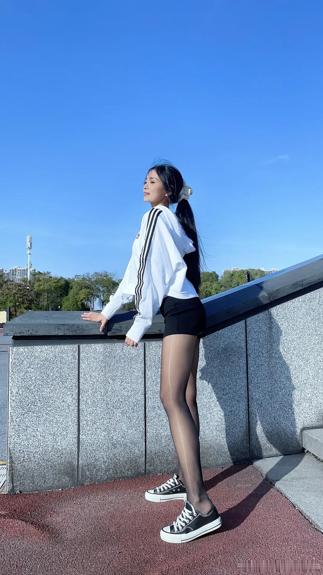 帆布鞋穿丝袜，青春有活力 