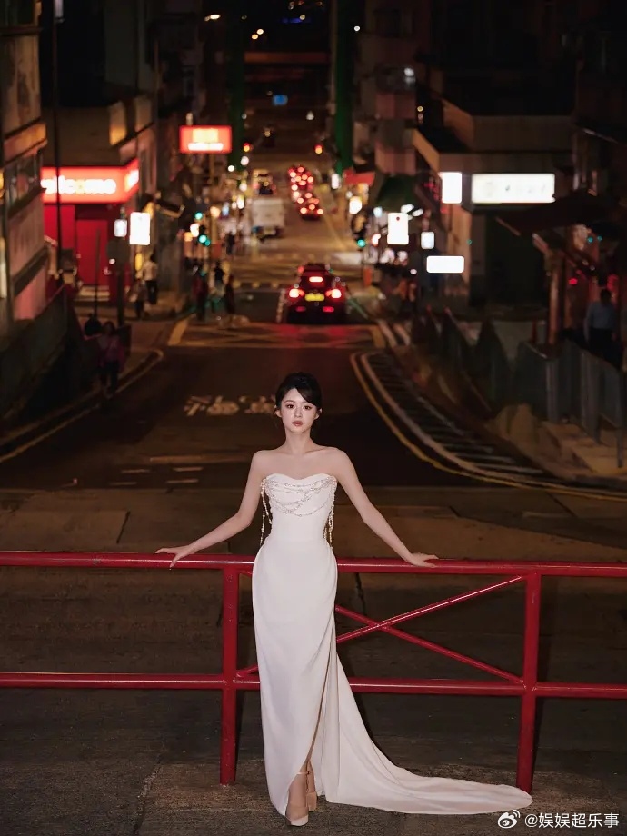 怎么样？感觉造型比wb之夜好多了，没想到黄杨钿甜身材娇小但还是有料的😂 