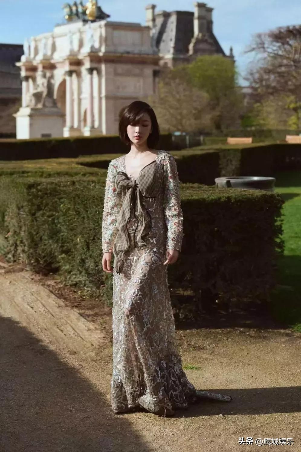 周冬雨巴黎街拍杀疯了！短发蝴蝶结造型美成精灵公主
 
周冬雨在巴黎街头玩起了"精