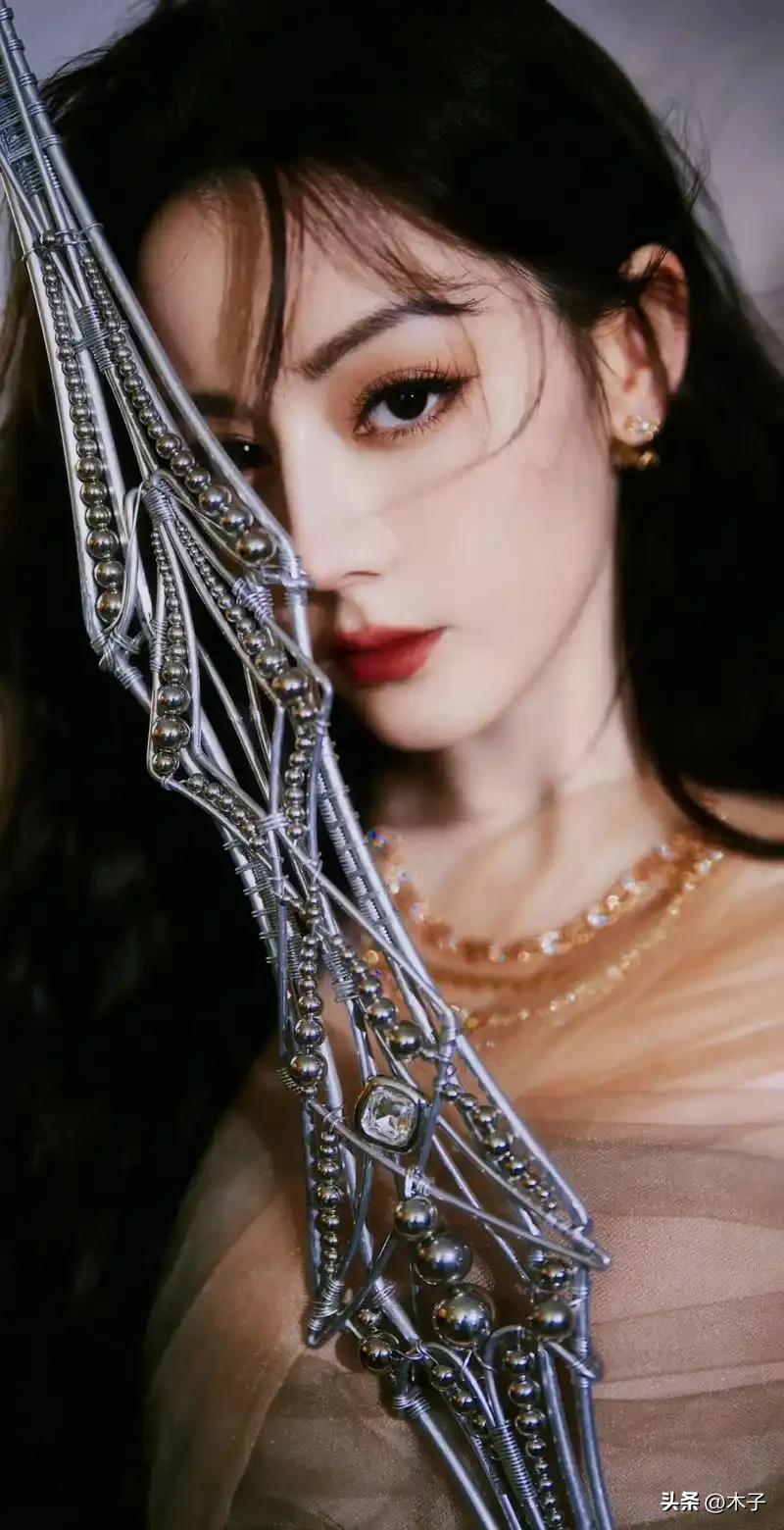 迪丽热巴粉丝在郝阿三账号下刷屏了：好好对待热巴。这句话看似客气，背后是一肚子火。