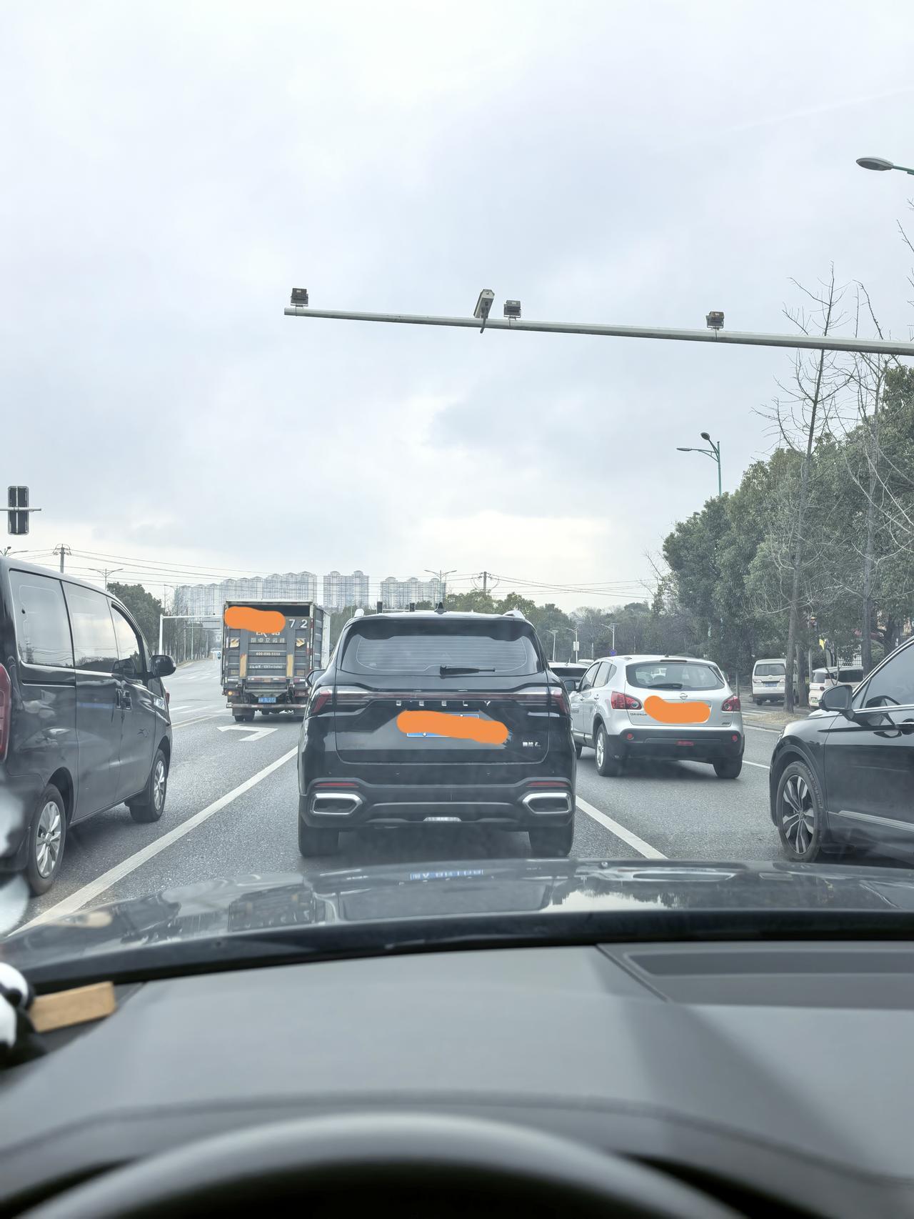 为什么红绿灯的设置不能再高一点？
每次在越野车后面排队，
只能跟着前面的车走，