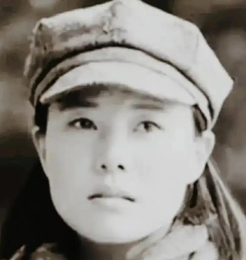 1950年，我军于甘肃逮捕一名女匪首，没想到她竟是失散14年的红军排长，当战士们