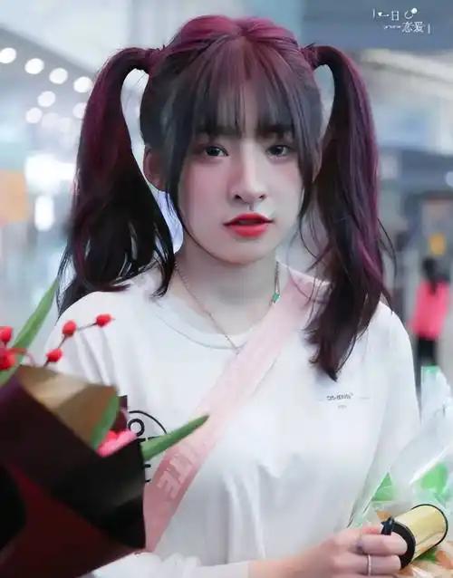 近日，黄一鸣被法院强制执行并限制高消费的消息引发广泛关注。她因合同纠纷陷入债务泥