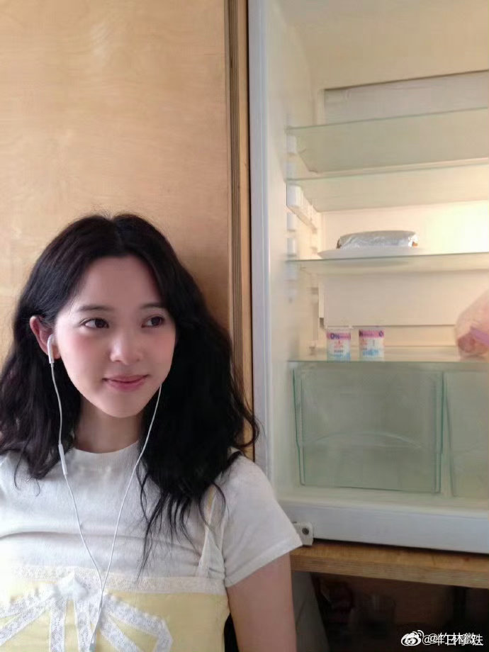 欧阳娜娜耳机线扎发耳机线缠头发超烦？欧阳娜娜直接编进辫子当装饰，这脑洞也太可爱了