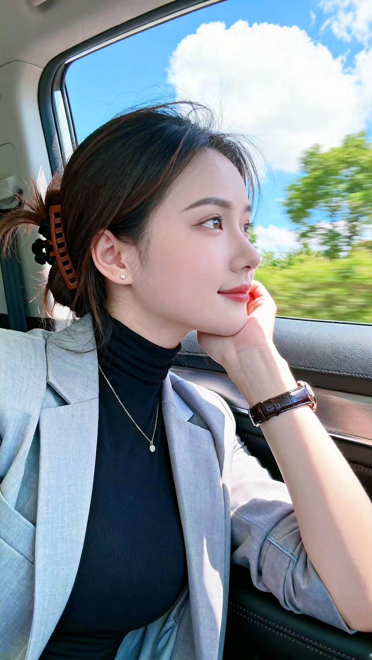 人生是不断放下与拾起的旅程。年轻时追逐远方，年长后才发现，最值得珍惜的往往是最简