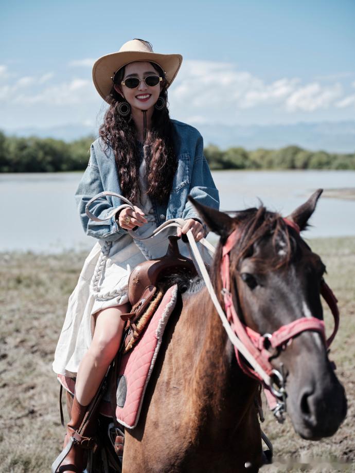 #佟丽娅草原公主具象化# 佟丽娅如同从梦幻的童话世界走出的草原公主，她的每一个表