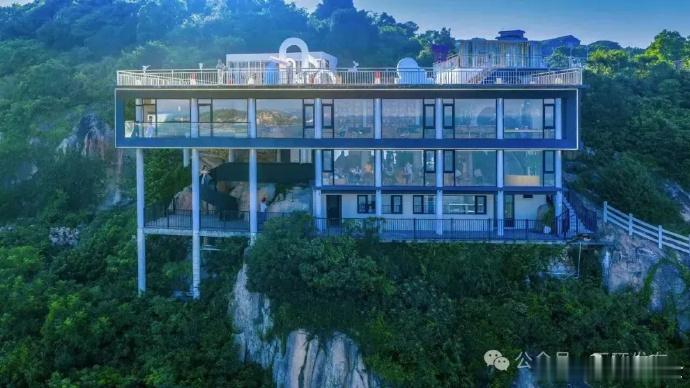 玉环悬崖书吧海咖慢时光 把书吧挂在悬崖之上，玉环干江上栈头村这步棋走得很“野”也