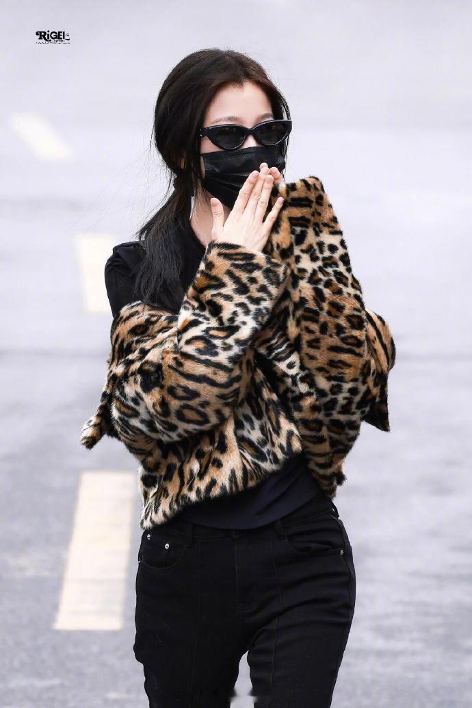 虞书欣《云初令》上班路透 依旧时装周 