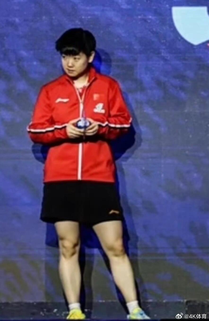 要被莎莎可爱晕了，没人通知我莎莎穿长裤吗？小莎：腿怎么凉嗖嗖的 
