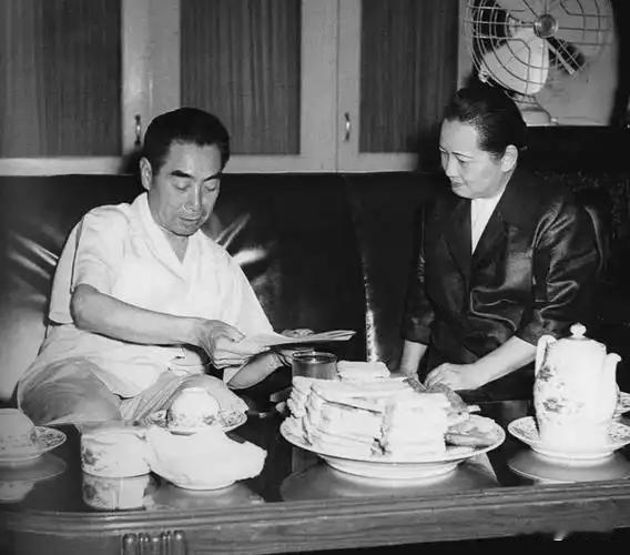 1976年周总理病重，需要吃鸽子蛋增加营养，却到处都买不到，赵炜就对邓颖超说“宋