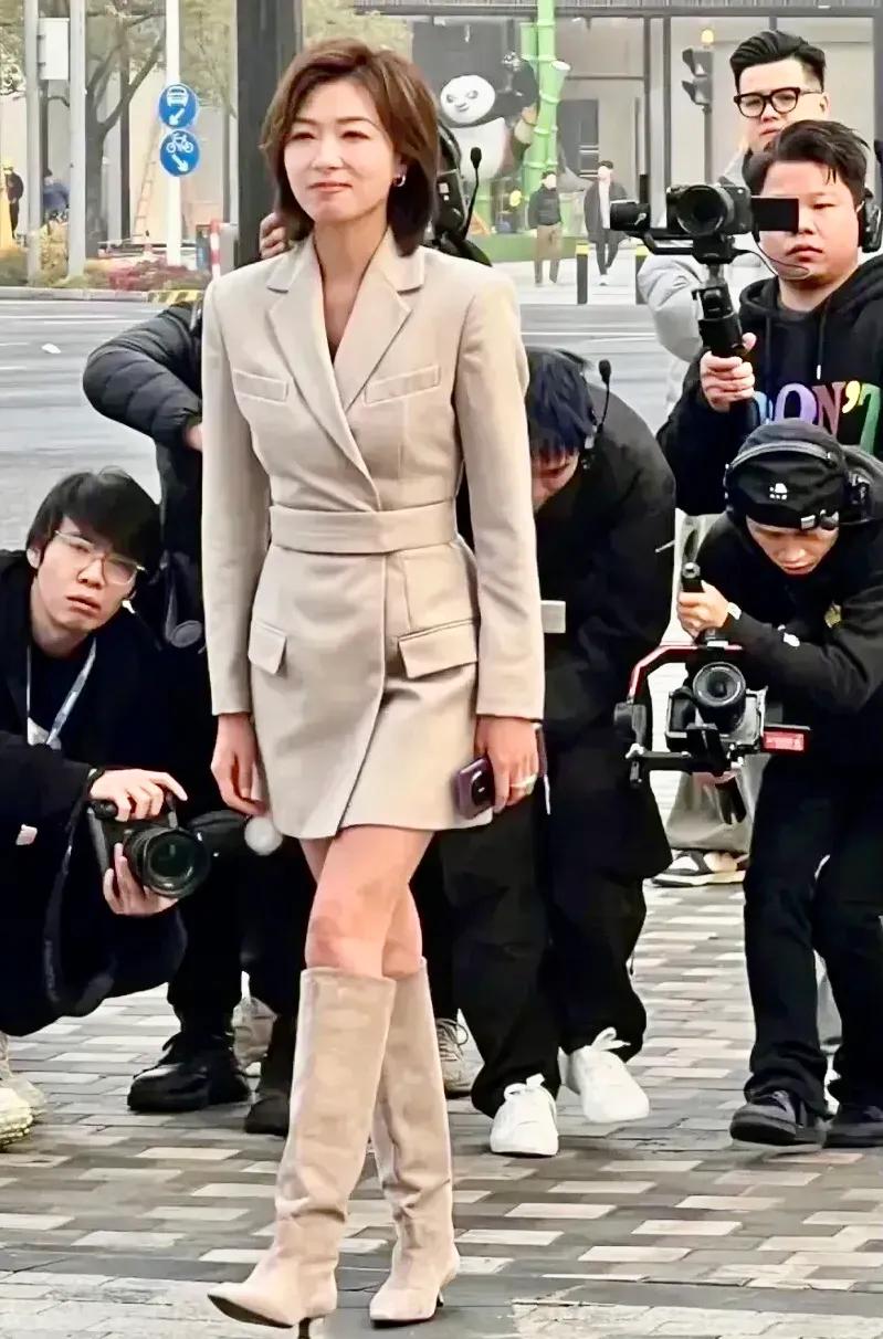 荧幕上的万茜看很漂亮，很好看，很美……我喜欢！
现场有点失望！化妆师还是厉害👍
