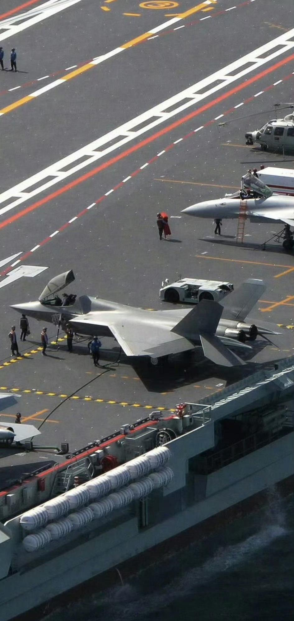 歼35的内置登机梯与歼15T的手置登机梯