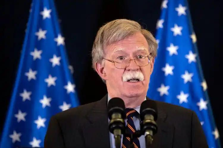 正义之锤开始落下了！

联邦调查局特工今天早上突袭了前白宫国安顾问博尔顿的家，并