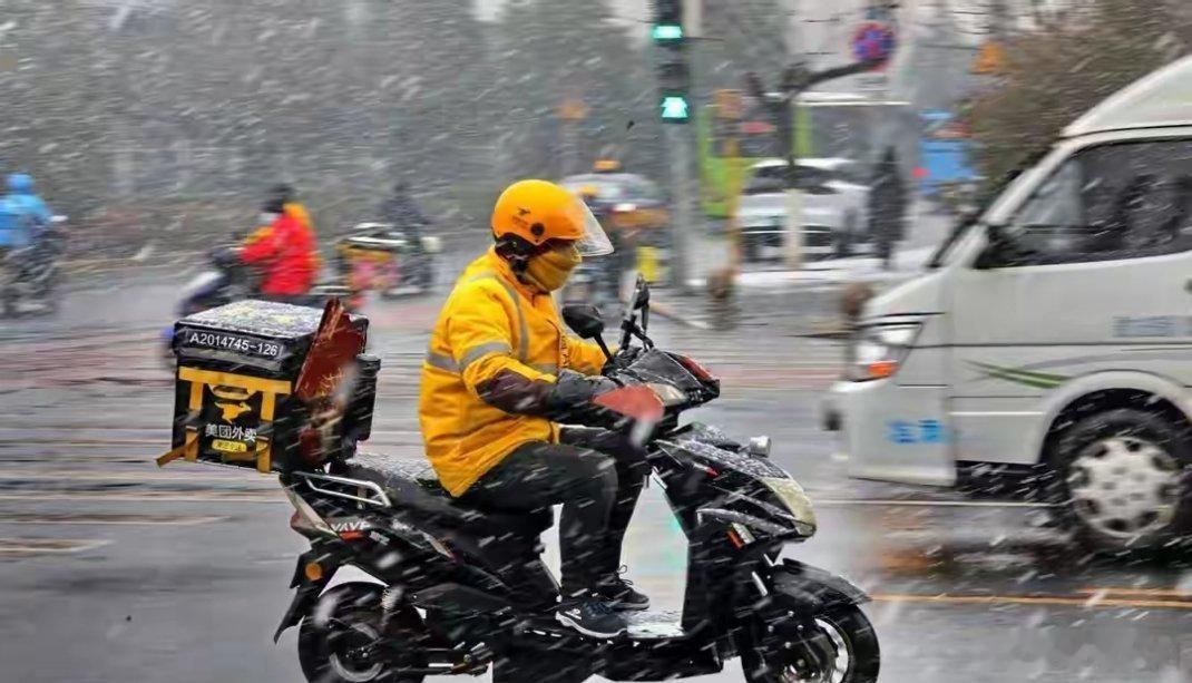 烧光千亿仍无赢家！美团巨亏198亿、阿里利润腰斩，外卖大战的代价谁在扛？本文仅在